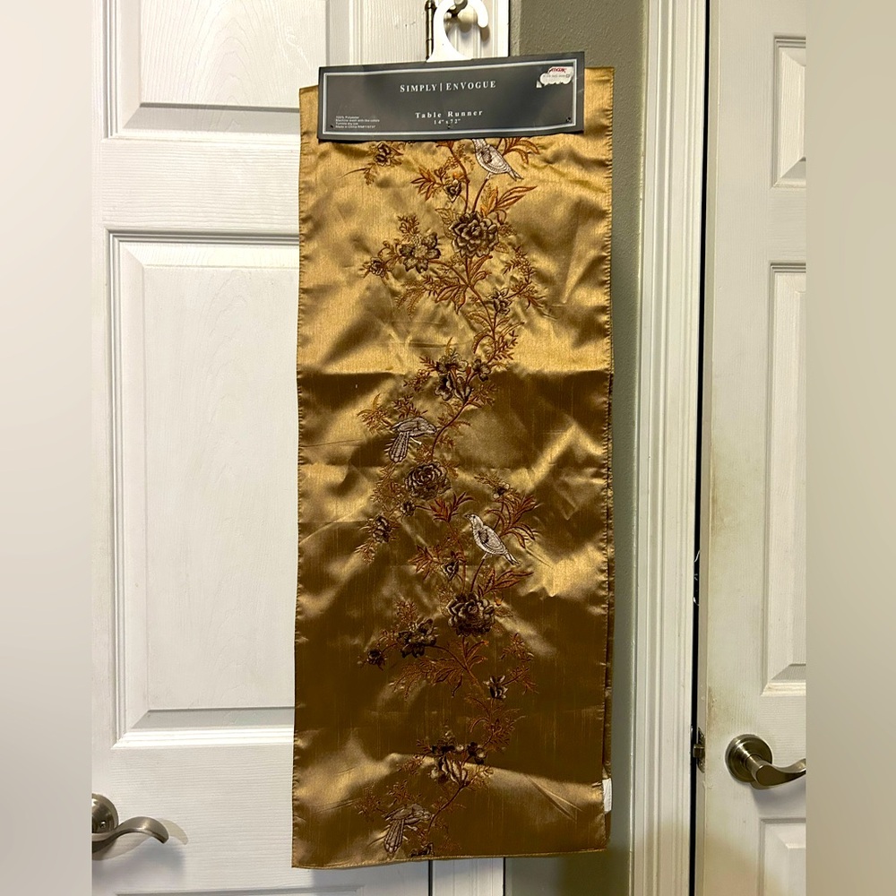 Stunning Fall Table Runner NWT Bird Design Rich Bronze Color FALL THANKSGIVING